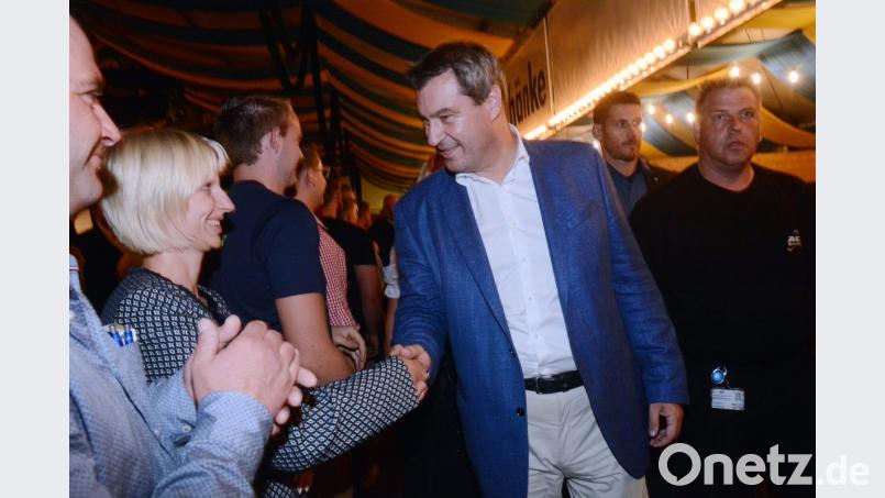 Grüß Gott, Herr Söder. Im Weidener Festzelt erleben die Besucher einen Ministerpräsidenten „zum Anfassen“. Aufhorchen lässt er mit der Ankündigung von weiteren Behördenverlagerungen in die Region. Bild: Gabi Schönberger