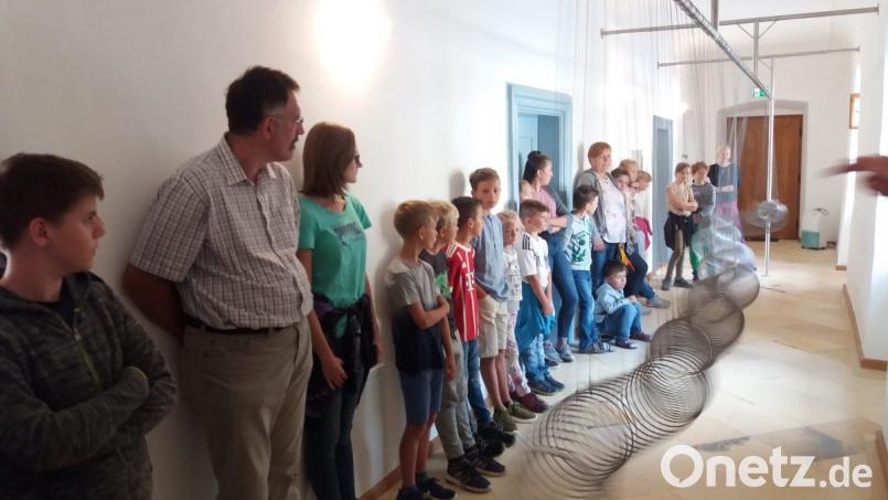 Beeindruckt verfolgen die Kinder den Weg von Blitz und Donner. Bild: stn