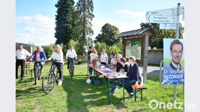 Landtagskandidat Stephan Oetzinger (Mitte) sowie die Bezirkstagskandidatinnen Andrea Lang (Drittevon rechts) und Dagmar Nachtigall (Zweite von rechts) strampeln sich im Wahlkampf regelrecht ab. Bild: bey