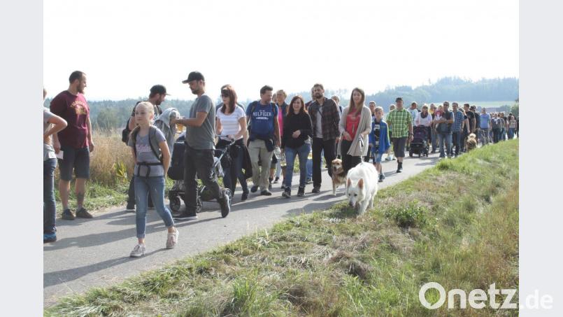 Frohgelaunt marschieren die Wanderer zur Raststation bei Voitenthan. Bild: roh