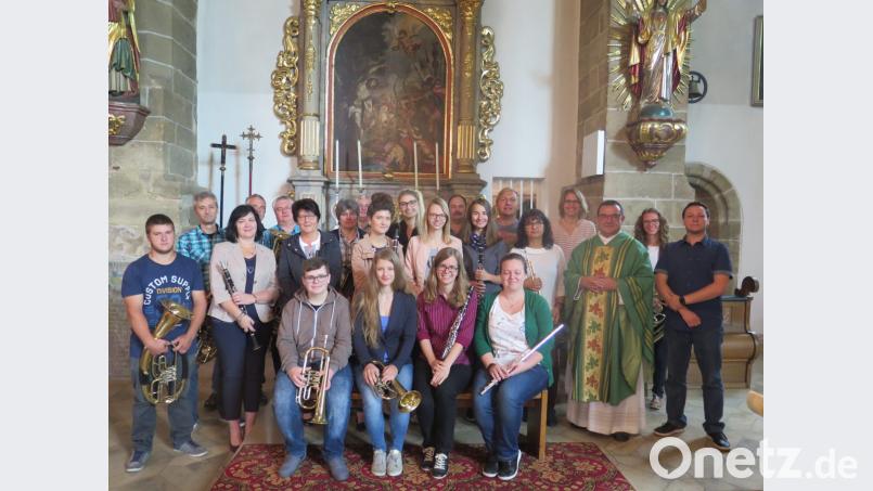 Nach dem Gottesdienst bedankt sich Stadtpfarrer Konrad Amschl bei den Musikanten der Kemnather Stadtkapelle und ihrem Dirigenten René Pascal Bauer (rechts). Bild: jzk