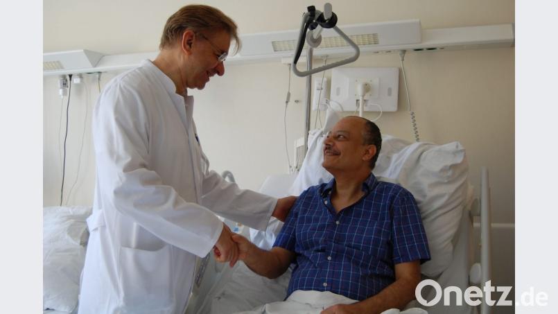 Chefarzt Dr. Hischam Bassiouni bei der Visite des Patienten Dr. Hisham El-Hizzawi. Bild:  Klinikum/Uschold