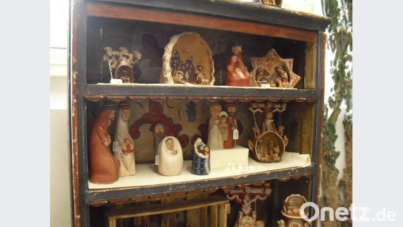 Handgeschnitzte Artikel aus Speckstein wie auch unzählige Krippendarstellungen füllen die Regale im Verkaufsraum der FAIR-Handel GmbH in der Benediktinerabtei Münsterschwarzach. Bild: dip