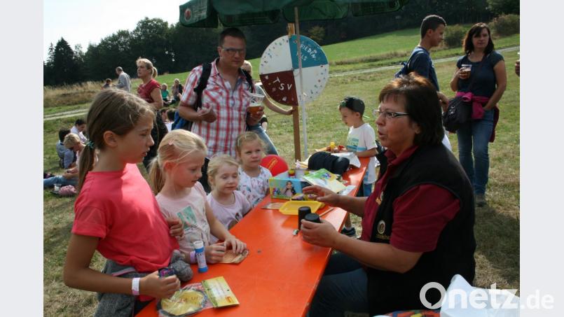 Gerne beteiligen sich die Kinder an den von Gabi Lang (rechts am Tisch) vorbereiteten Spielen. Bild: roh