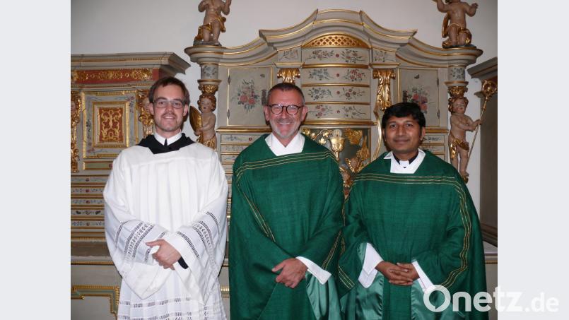 Von links Frater Gregor Schuller, Stadtpfarrer Thomas Vogl und Pfarrvikar John Gali. Bild: kgg