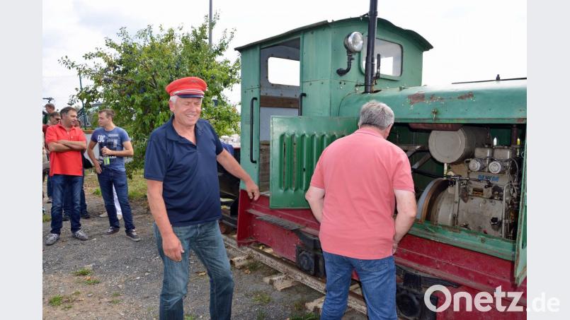 Im Bauhof der Firma Kollmer setzen Dr. Erwin Weiß und Heribert Kopp die wieder funktionsfähig gemachte Feldbahn aus dem Jahre 1949 in Bewegung. Diese Feldbahn hat die Steine von Ernstfeld zu den Brennöfen gebracht. Bild: ü