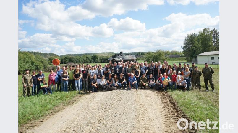 Zu einer Gemeinschaftsveranstaltung trafen sich aktive und ehemalige Soldaten der Patenkompanie, Familienangehöhrige der Soldaten und Vertreter der Patengemeinde Fensterbach auf der Standortschießanlage der Bundeswehr in Pfreimd. Bild: nib