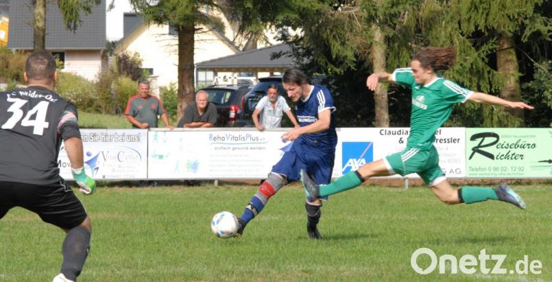 Die SpVgg Windischeschenbach und der FC Weiden-Ost II trennten sich am Sonntag 2:2. Hier zieht SpVgg-Akteur Maximilian Bäumler (blaues Trikot) ab, Franziskus Sichert versucht vergeblich, den Schuss abzublocken. Links Ost-Torwart Fabian Gersing. Bild: gb