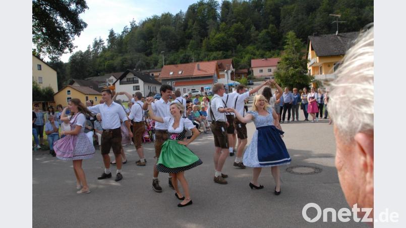 Viel Spaß hatten nicht nur die Kirwapaare, sondern auch die vielen Zuschauer. Bild: pop