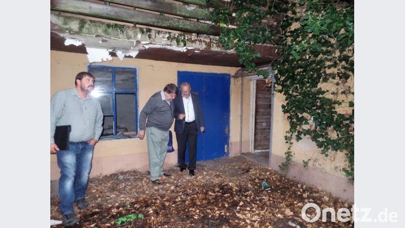 Das 1858 erbaute Geburtshaus des Komponisten und Musiklehrers Anton Beer-Walbrunn befindet sich in einem bedenklichen Zustand. Bürgermeister Rudolf Götz und die Markträte Reinhard Ponitz und Christian Lehner (von rechts) müssen mit ihren Marktratskollegen über das weitere Schicksal des Gebäudes entscheiden. Bild: jml