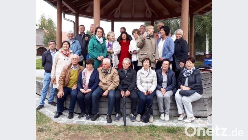 Am Pavillon auf dem Eisweihergelände versammeln sich die Teilnehmer der Jahrgänge 1947/48 zu einem Erinnerungsfoto. Bild: jzk
