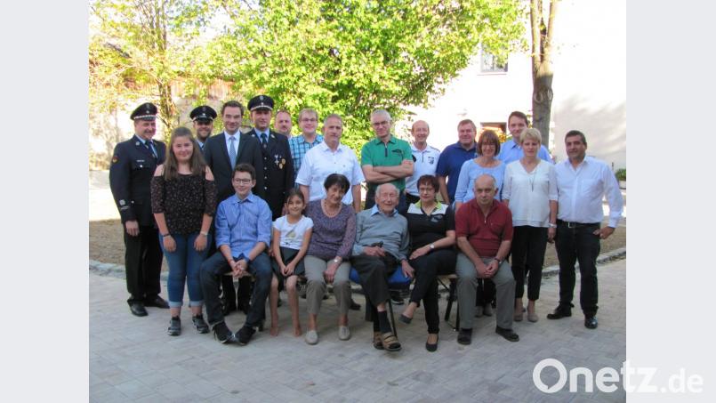 Friedl Janner, (vorne, Dritter von rechts) feierte seinen 90. Geburtstag. Leider machen die Beine nicht mehr so mit, bedauert er, aber geistig ist er topfit und freute sich über die große Gratulatenschar. Bild: sei