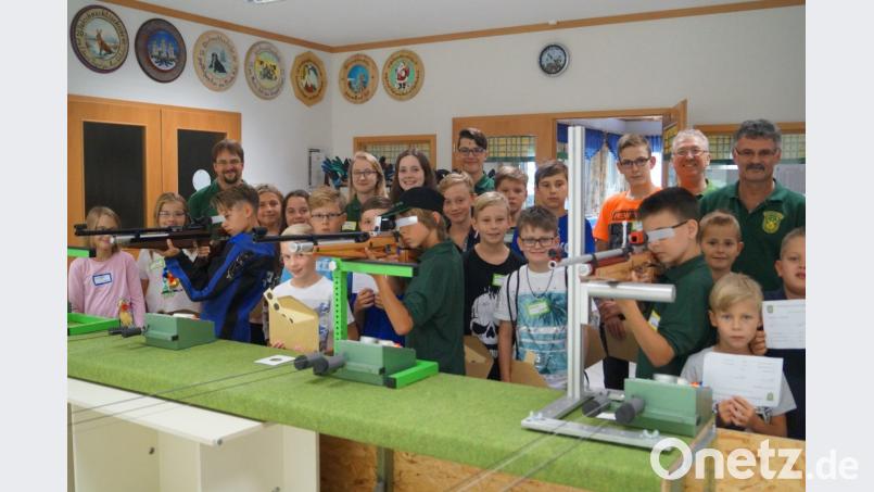 Mit voller Konzentration sind die Nachwuchsschützen am Schießstand zugange. Bild: du