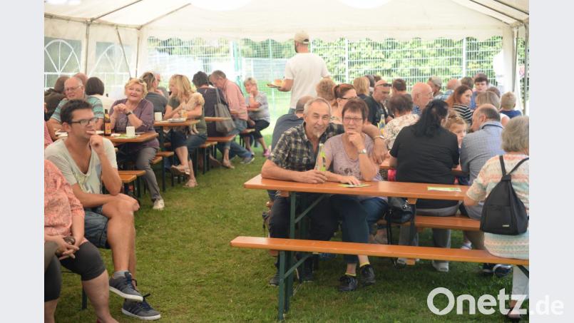 Hundert Besucher lassen es sich gut gehen. Bild: brü