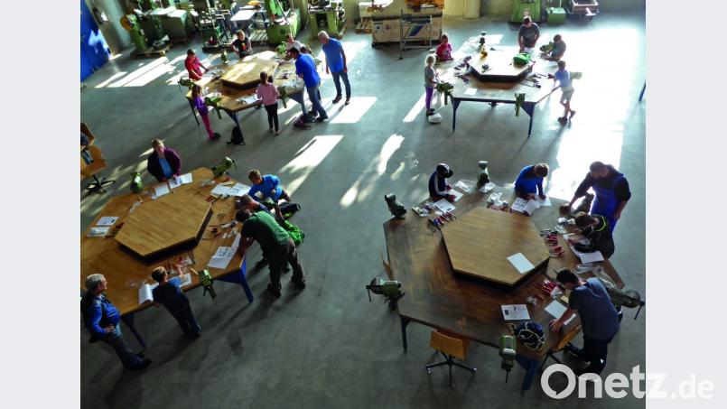An den großen Werktischen im BBZ bauten die Kinder ihr neues
Spielzeug für die restlichen Ferientage. Bild: exb