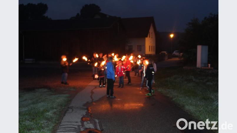 Mit Fackeln ausgestattet machen sich die Kinder auf den Weg zur Furthmühle. Bild: exb