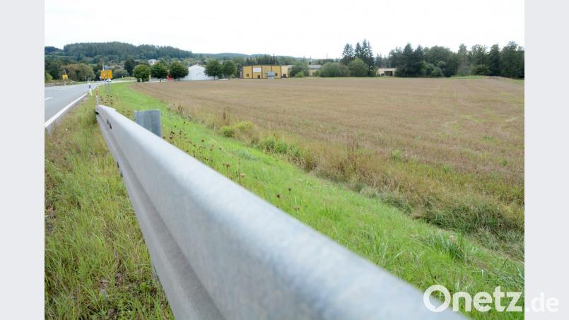 Auf diesem Grundstück in Luhe plant eine Investorengruppe 54 Wohnhäuser für Senioren, die noch agil und mobil sind. Nach Ansicht der Regierung der Oberpfalz sind die Pläne aber etwas überdimensioniert. Bild: Gabi Schönberger