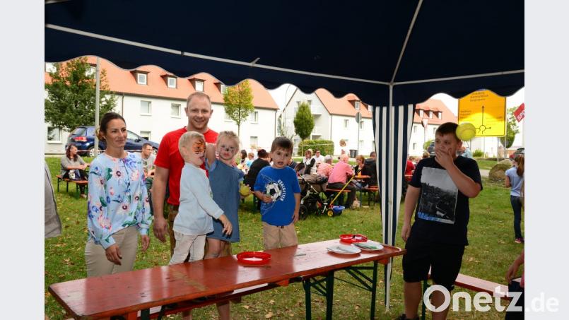 Mit gem gelben Ball eine große Dosenpyramide zum Einsturz zu bringen - den Kinder gefällt es und dem SPD-Ortsvereinsvorsitzenden Markus Kick ebenfalls. Bild: bey