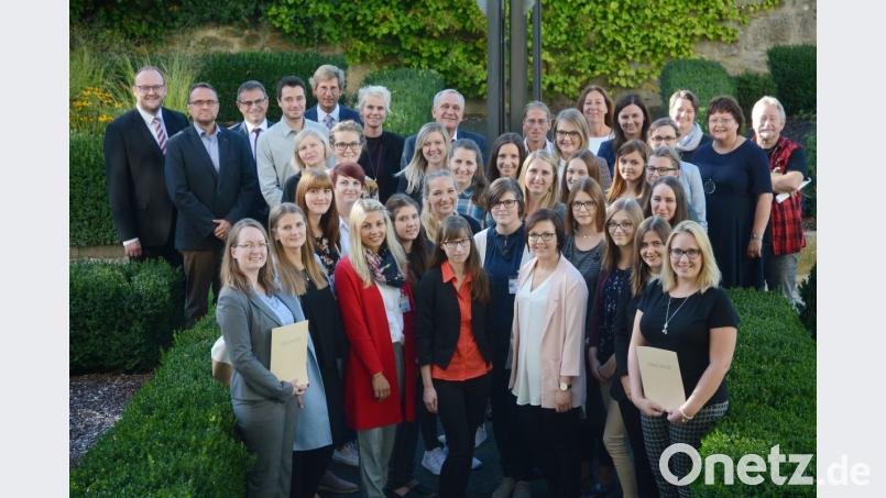 Der Lehrerberuf ist längst eine Frauendomäne. Die jungen Lehramtsanwärter nach der Ablegung ihres Diensteids durch Landrat Andreas Meier (links) im Barockgarten. Bild: Gabi Schönberger