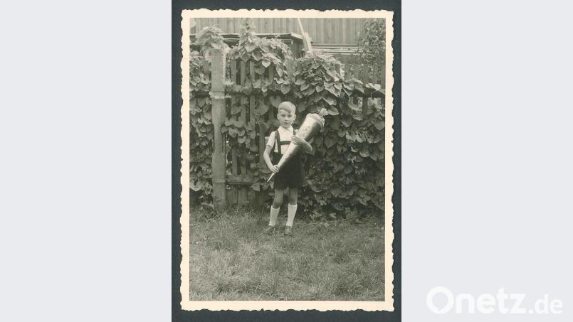 Stolz präsentiert Georg Hecht seine Schultüte. Die Schule hat ihn nicht mehr losgelassen. Heute leitet´ er das Stiftland-Gymnasium. Bild: exb