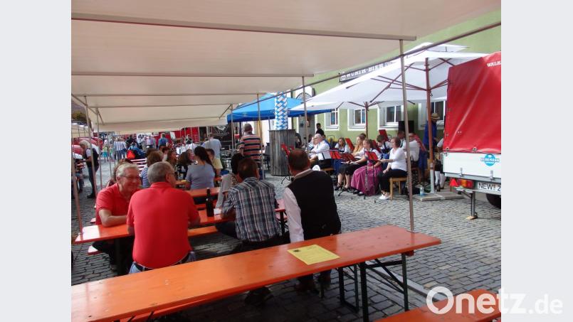 Eine Mass Bier zu zünftiger Musik Bild: wrt