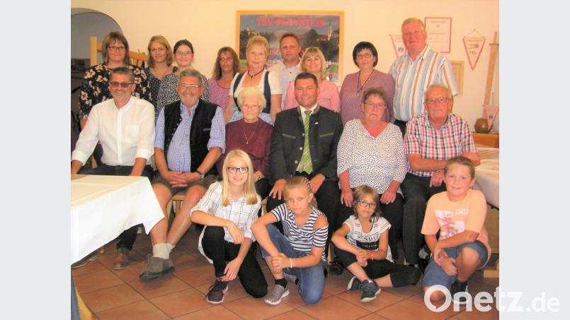 Barbara Hartung (sitzend, Dritte von links) freut sich an ihrem 90. Geburtstag auch über die Glückwünsche von Bürgermeister Rainer Rewitzer (sitzend, Vierter von links). Bild: tu