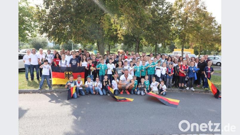 Weltmeisterliche Stimmung herrschten bei Huberth Rosner (Mitte, knieend), Marco Schwägerl (Zweiter von links), Thorsten Ziegler (hinten rechts) sowie den über 100 Fans schon vor dem Spiel. Bild: Stadt Tirschenreuth