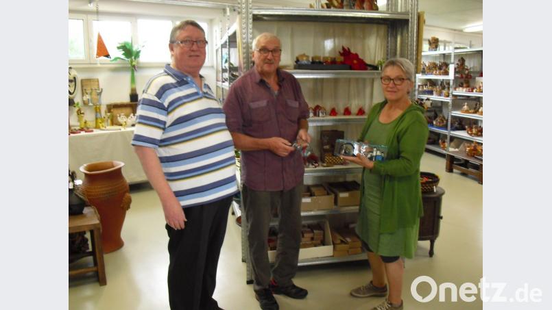 Die stellvertretende Betriebsleiterin der FAIR-Handel GmbH Brunhilde Käser (Rechts) und Bruder Manuel Witt (links) zeigen Cousin Franz Witt bei seinem Besuch in der über 1000 Quadratmeter großen Ausstellungshalle die verschiedensten Artikel für das Neustädter OWV-Adventsstandl am 16. Dezember. Bild: dip