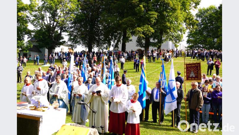 Domvikar Harald Scharf (vorne Mitte) ist Hauptzelebrant und Prediger bei der 66. Männerwallfahrt auf dem Fahrenberg. Bild: fvo