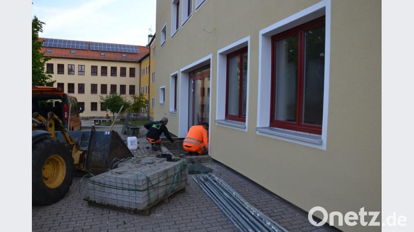 Bauhofmitarbeiter erneuern das Pflaster zum Eingang der Grundschule. Bild: ck