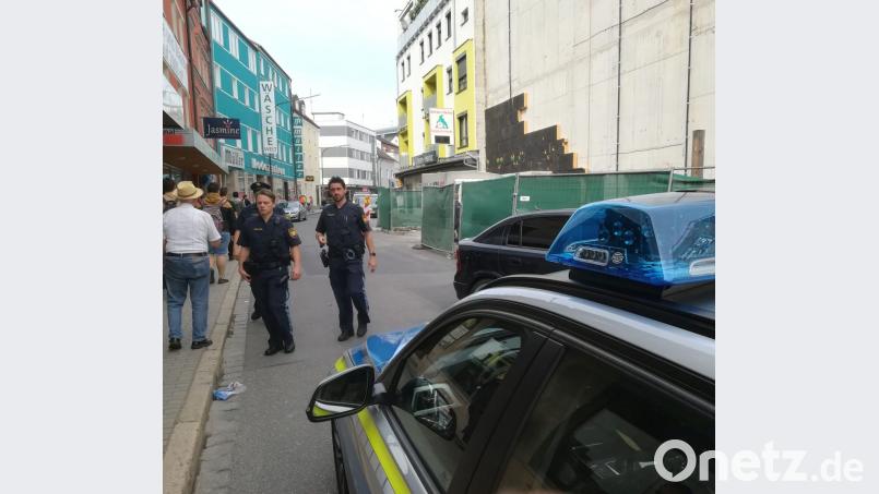 Nach kurzer Zeit ziehen die Polizisten wieder ab. Bild: Ralph Gammanick [rg] (ralph.gammanick@oberpfalzmedien.de)