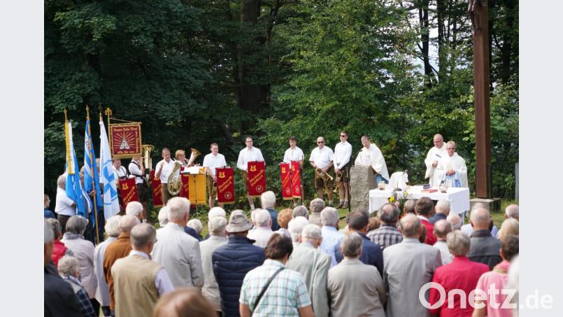 Domvikar Harald Scharf (hinten rechts) bei der Männerwallfahrt auf dem Fahrenberg. Bild: fvo