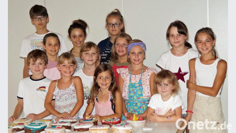 Stolz präsentierten die Hobbybäcker der Kolpingsfamilie ihre selbst gestalteten Kuchen. Bild: agr