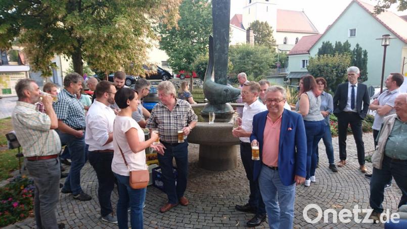 Politik mal ganz anders - lockere Gespräche am Stadtbrunnen mit Tobias Reiß, Tanja Renner, Toni Dutz und Matthias Grundler. Bild: Lowak