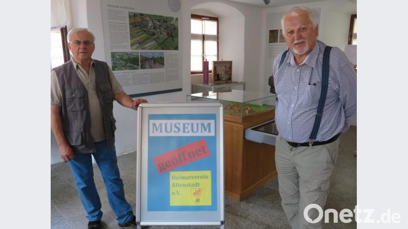 Werner Spiesmacher (links) und Alfons Barth vom Heimatverein können sich nicht erklären, warum bei den KIndern ein Nachmittag im Museum im Rahmen des Ferienprogramms so wenig Zuspruch findet. Bild: adj
