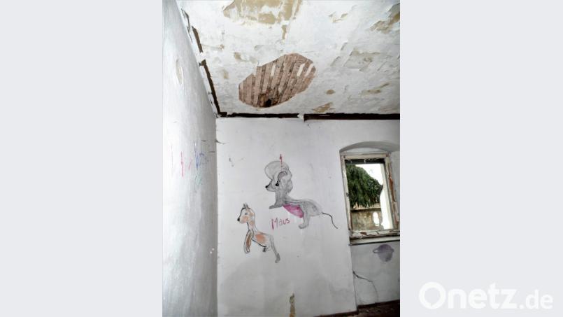 Die Wandbilder stammen definitiv nicht von dem 1864 hier geborenen Komponisten Anton Beer-Walbrunn. Auch sonst sucht man die Aura des großen Sohnes vom Markt Kohlberg vergeblich in den Räumen. Bild: jml