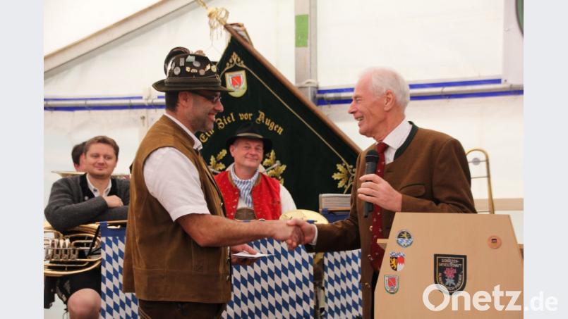 Stellvertretender Landrat Arnold Kimmerl gratulierte namens des Landkreises und dankte den Pirkhofer Böllerschützen für den Traditions- und Brauchtumserhalt. Bilder (frd) Bild: frd