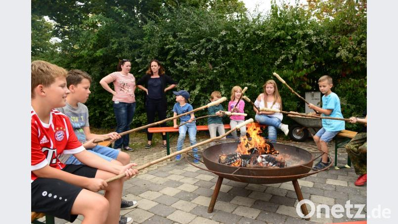 Mit großer Begeisterung halten die Kinder das Stockbrot über das offenen Feuer. Bild: bey
