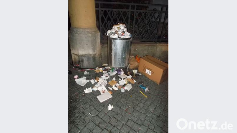 Der Abfalleimer vor dem Rathaus ist voll und der Müll liegt außen herum. Szene von der Luftnacht am Samstag. Bild: Werner Konheiser