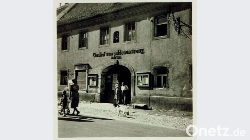 Im Gasthof Zum goldenen Kreuz von Michl Weiß läuft vor 66 Jahren der erste Kinofilm in Schnaittenbach. Vor 50 Jahren gehen hier die Lichter schon wieder aus. Links und rechts vom Eingang an der B 14 befinden sich damals die Schaukästen mit den Kinoplakaten Bild: Hans Grieger/Repro