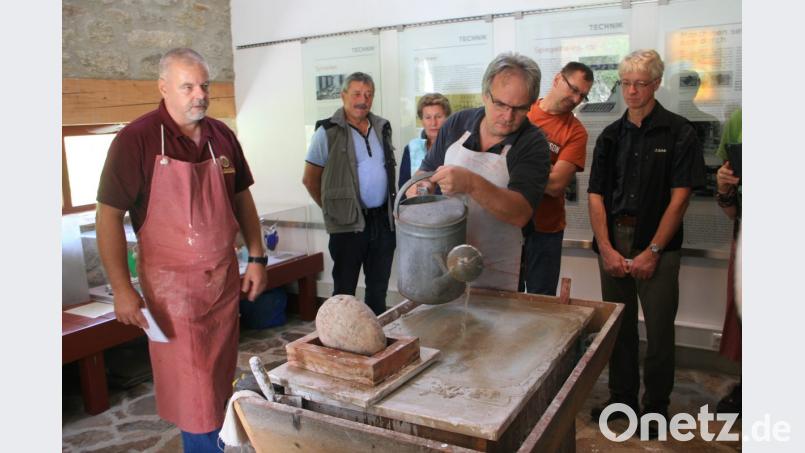 Harald Primitz und Dietmar Gärtner machen sich ans Werk. Am „Tag des offenen Denkmals“ wurden viele Spiegel bearbeitet. Bild: wro