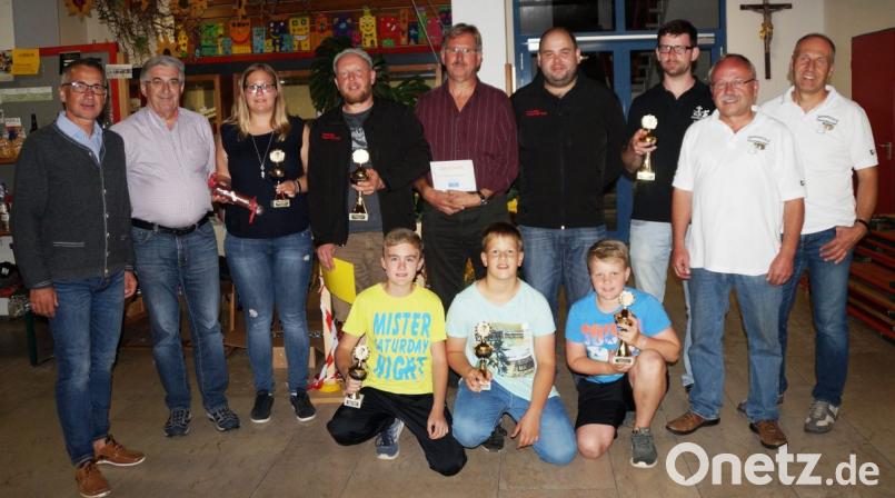 Die Sieger der Fahrradtour erhielten Pokale, Biergutscheine gab es für die Vereine mit den meisten Teilnehmern. Auch die Kinder zeigten stolz ihre Pokale. Neben den zwei Vorsitzenden Gerhard und Karl Ruhland (von rechts) gratulierten zweiter Bürgermeister Richard Brunner und dritter Bürgermeister Michael Albang (von links). Bild: weu
