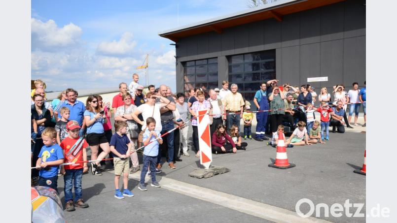 Mit großem Interesse beobachten die Besucher beim &quot;Tag der offenen Tür&quot; die Rettung zweier verunfallter Personen aus einem Auto. Bild: bey