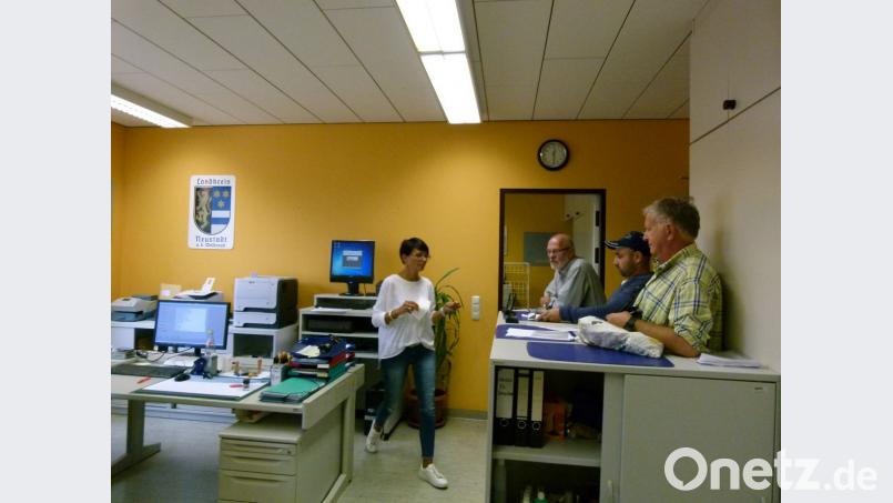 "Es ist wichtig, dass die Zulassungsstelle in Eschenbach bleibt", erklärte einer dieser drei "Kunden". Bild: rn