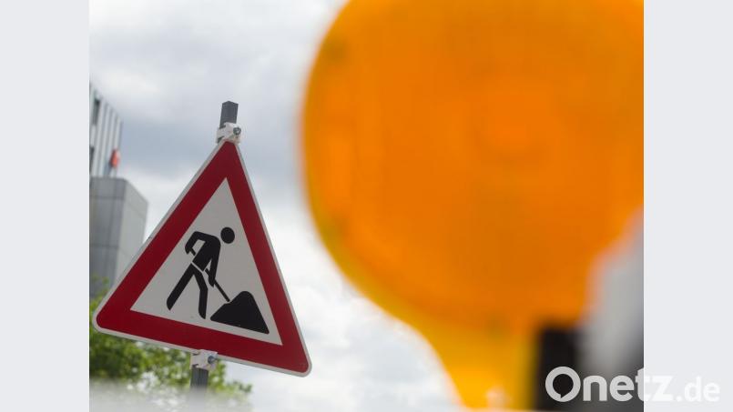 Zwei solche klassische Baustellen-Schilder gehören ebenfalls zur Diebesbeute. Bild: Lino Mirgeler/dpa