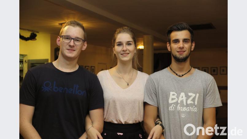Nico Zweck (rechts) ist neuer Fronberger Kirwabursch. Seine Tanzpartnerin ist Kristina Jobst (Mitte). Links zweiter Kirwabursch Jakob Jobst. Bild: Hirsch