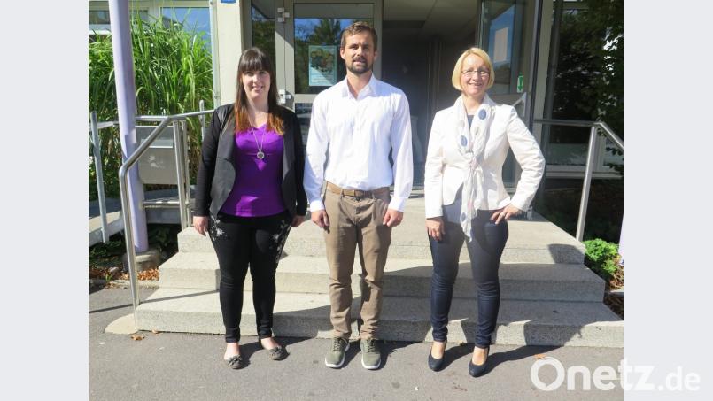 Rektorin Christine Wiesend (rechts) begrüßt die beiden Lehramtsanwärter Marie Bocka und Lukas Hösl. Bild: jzk