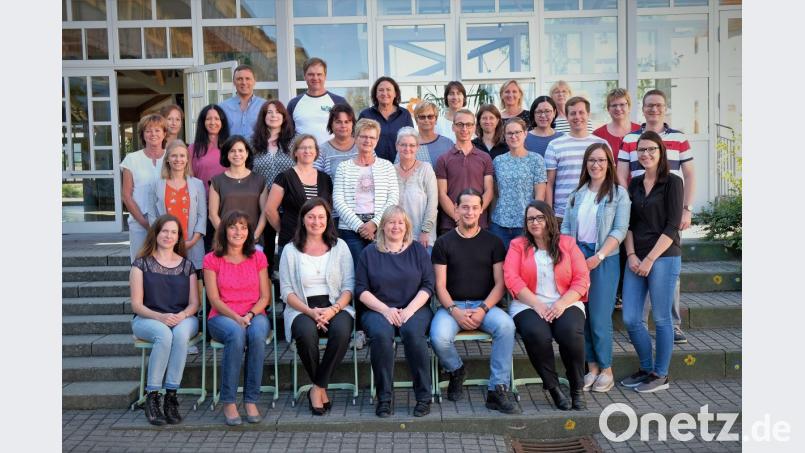 Das derzeitige Lehrerkollegium der Landgraf-Ulrich-Schule mit Konrektorin Angelika Ibler (sitzend zweite von links), daneben Schulleiterin Silke Schmid Bild: twi