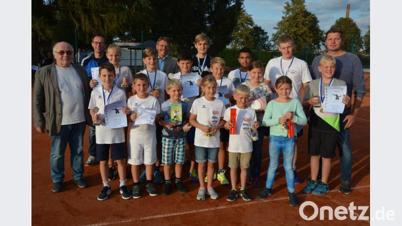 16 Jugendliche nahmen an den Vereins- und Stadtmeisterschaften im Tennis teil. Die Trainer und Jugendleiter sowie Turnierleiter Harald Kilian (Zweiter von links) und dritter Bürgermeister Ernst Bayer (links) gratulierten. Bild: jr