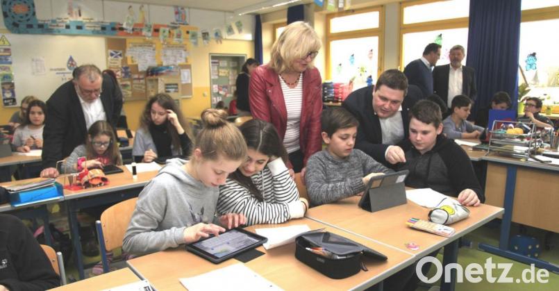 Als &quot;Digitale Schule 2020&quot; stellt der Umgang mit den neuen Medien im Unterricht einen Schwerpunkt an der Neunburger Mittelschule dar. Der Schulverband stellt für die technische Ausstattung erneut finanzielle Mittel zur Verfügung. Bild: Hirsch